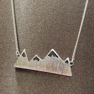 NWOT Silver Tone Mountain Tops Necklace!